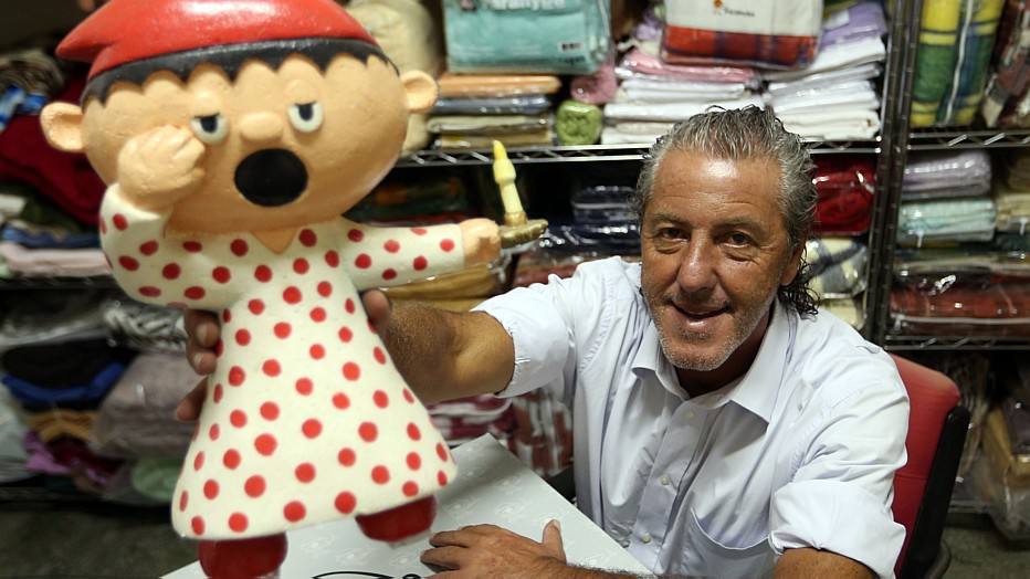 JF Diorio/Estadão - A família Gomes assumiu o negócio e levou a Parahyba para a liderança da categoria, exportando para o mundo e colocando a marca no imaginário do brasileiro com a mítica propaganda que na década de 1950 anunciava que “já é hora de dormir, não espere a mamãe mandar, bom sorriso pra você e um alegre despertar”. A invasão dos produtos chineses fez com que a Parahyba perdesse espaço e a empresa decretou concordata em 1980. Da antiga fábrica, sobraram 2 mil metros quadrados da construção, onde 80 funcionários tocam uma cooperativa criada para também amortizar as pendências trabalhistas da empresa. A família Gomes assumiu o negócio e levou a Parahyba para a liderança da categoria, exportando para o mundo e colocando a marca no imaginário do brasileiro com a mítica propaganda que na década de 1950 anunciava que “já é hora de dormir, não espere a mamãe mandar, bom sorriso pra você e um alegre despertar”. A invasão dos produtos chineses fez com que a Parahyba perdesse espaço e a empresa decretou concordata em 1980. Da antiga fábrica, sobraram 2 mil metros quadrados da construção, onde 80 funcionários tocam uma cooperativa criada para também amortizar as pendências trabalhistas da empresa.