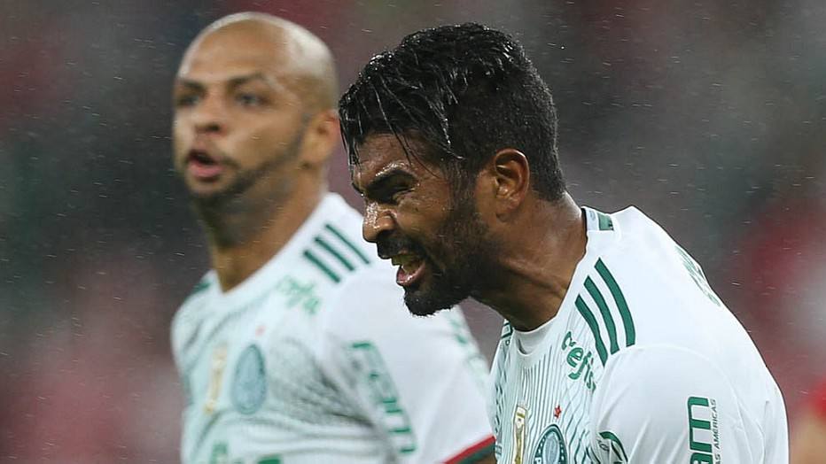 Gol salvador e apoio do elenco fazem Thiago Santos ganhar espaço no Palmeiras