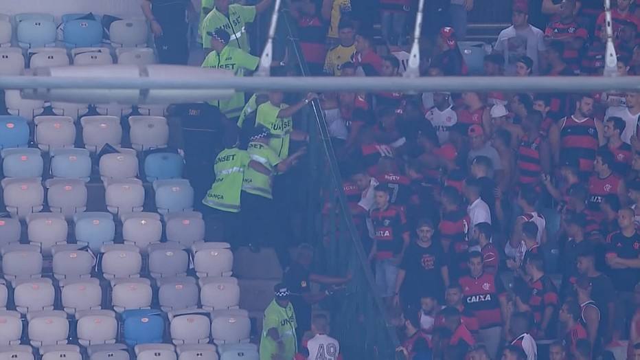 Torcedores do Flamengo tentam invadir setor do Maracanã