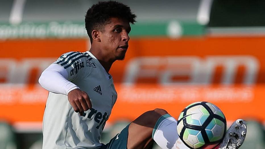 Um ano após estreia e 8kg mais forte, Vitinho fica perto de deixar o Palmeiras