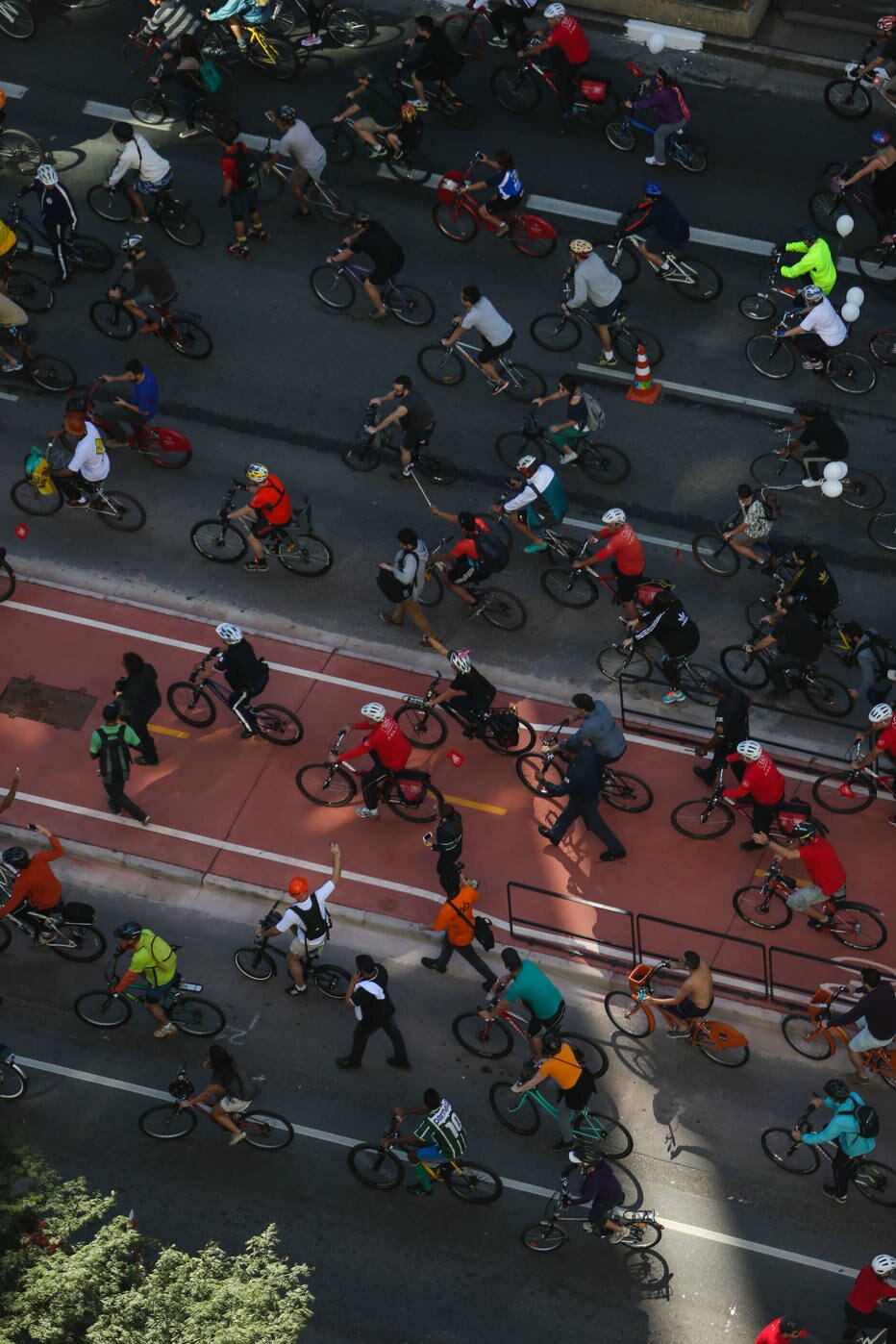 Novidade atrai uma multidão de ciclistas na avenida mais famosa da cidade