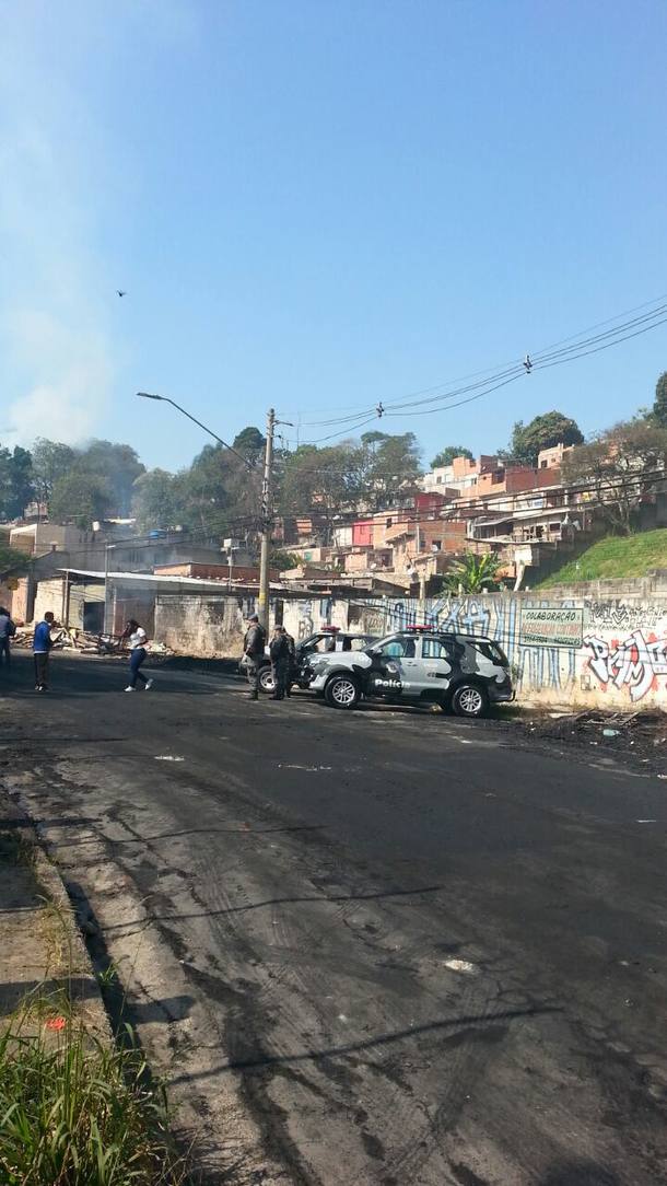 PM e moradores entram em confronto durante reintegração na zona oeste de SP