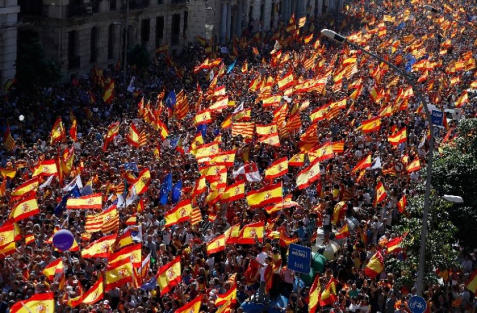 Protesto contra independência da Catalunha toma as ruas de Barcelona