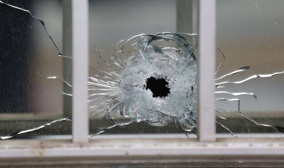  Marca de bala na janela da redaÃ§Ã£o da revista francesa Charlie Hebdo, alvo de atentado que matou ao menos 12 pessoas 