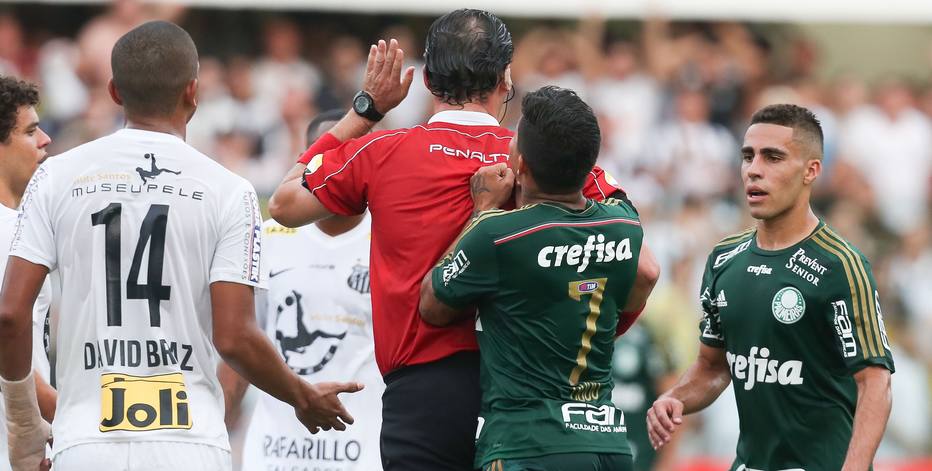 Ex-Vitória, atacante do Palmeiras será julgado por expulsão contra