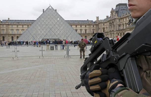 Ataque no Museu do Louvre