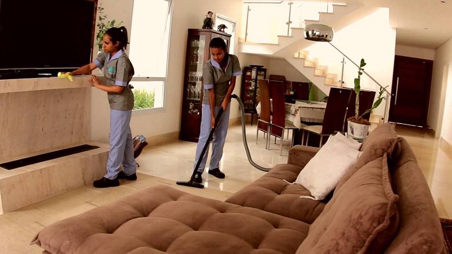 A empresa de limpeza residencial e comercial Clear Clean conta com 16 unidades franqueadas e prope um faturamento mdio mensal de R$ 20 mil a R$ 35 mil. Para entrar no negcio  preciso investir a partir de R$ 25,5 mil