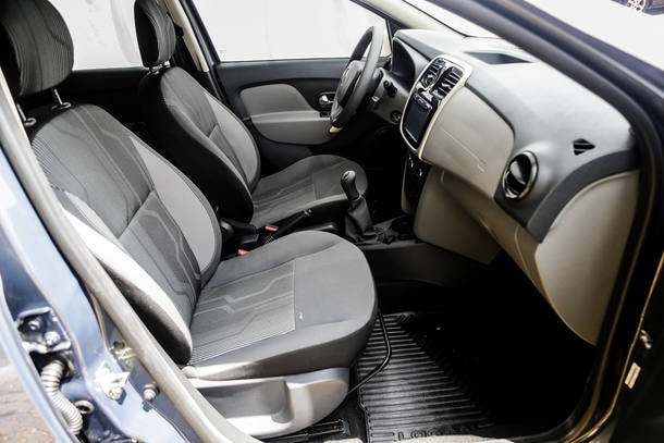 Chevrolet Prisma LT X Renault Logan Expression