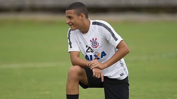 Lateral reserva pode sair do Corinthians pelo valor de Pato