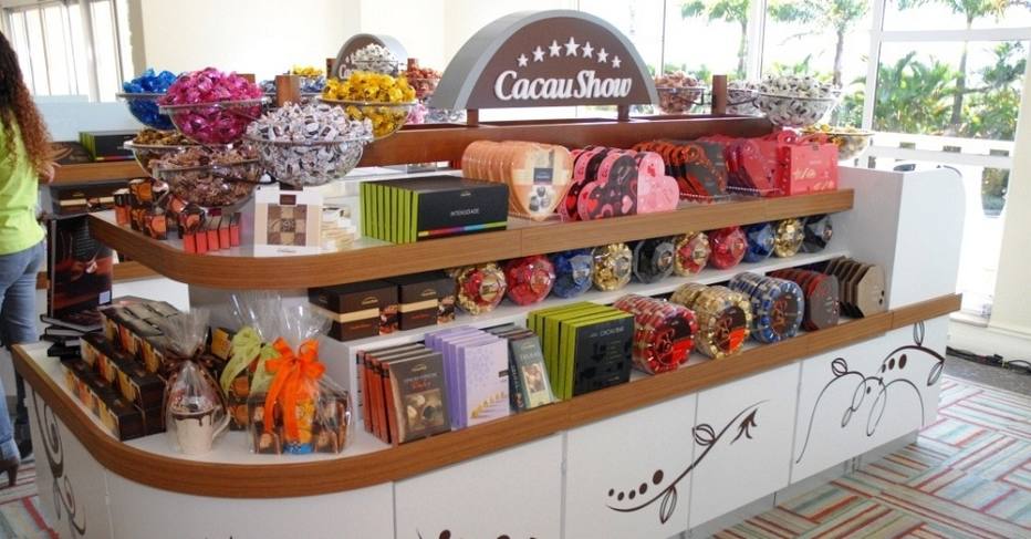 A marca de chocolates Cacau Show bateu a casa das milhares de lojas. Para ser o dono de uma das 1756 unidades, os empresrios desembolsaram uma quantia entre R$ 90 mil a R$ 120 mil. As informaes so da ABF