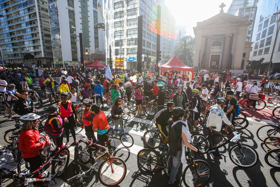 Novidade atrai uma multidão de ciclistas na avenida mais famosa da cidade