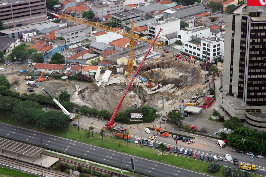 Resultado de imagem para Tragédia nas obras da construção da Estação Pinheiros