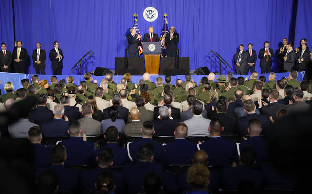 O presidente dos EUA, Donald Trump (C) discursa para funcionários do Departamento de Segurança Interna na quarta-feira, 25