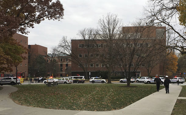 Veículos da polícia cercam prédio da Universidade Estadual de Ohio após alerta sobre a presença de um atirador