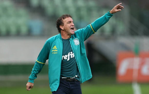 Jogadas ensaiadas de Cuca são preocupação tricolor no Choque-Rei