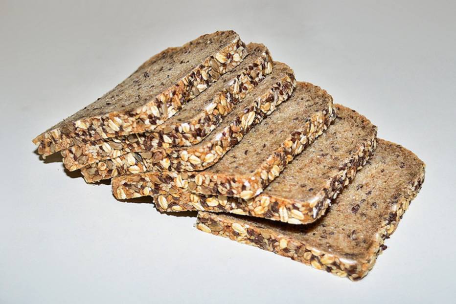 Choo Yut Shing/Creative Commons - Pelo que substituir? Substitua os pães brancos por pães integrais, mas compre os realmente integrais e não os que tem farinha refinada adicionada de fibras. Veja os ingredientes na embalagem. Não confie só porque está escrito “integral” Pelo que substituir? Substitua os pães brancos por pães integrais, mas compre os realmente integrais e não os que tem farinha refinada adicionada de fibras. Veja os ingredientes na embalagem. Não confie só porque está escrito “integral”