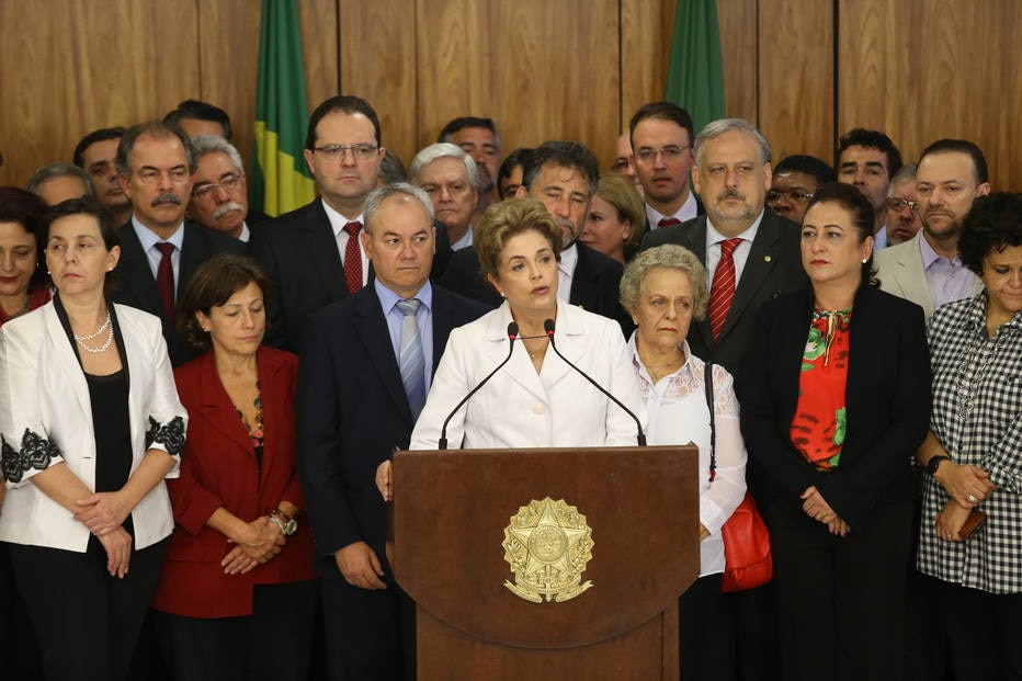 "Eu estou pronta para resistir com todos os meios legais. Eu lutei a minha vida inteira e vou continuar lutando. Agradeço a todas as pessoas que foram para as ruas gritar um não imenso, do tamanho do Brasil, um não ao golpe", disse a presidente afastada Dilma Rousseff