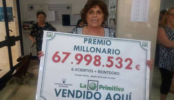 Imigrante de origem búlgara exibe cheque premiado de € 68 milhões (cerca de R$ 249 milhões) após ganhar na loteria