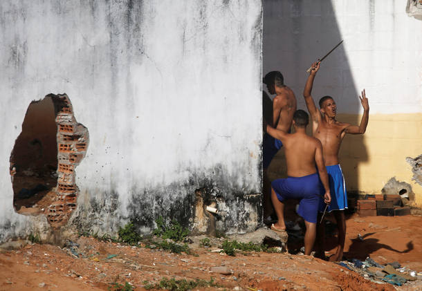 GOE e força-tarefa penitenciária entram em Alcaçuz para tentar retomar controle