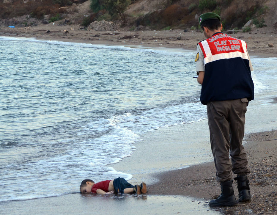 A imagem do menino sírio Aydan Kurdi, de 3 anos, encontrado morto em uma praia da Turquia após sua família tentar atravessar o Mar Egeu para fugir da guerra civil na Síria, chocou o mundo no dia 2 de setembro e se tornou o símbolo da crise humanitária no Oriente Médio. Na mesma viagem, ao menos 12 imigrantes sírios morreram. <a href='http://internacional.estadao.com.br/noticias/geral,doze-imigrantes-sirios--incluindo-oito-criancas--morrem-afogados-na-turquia,1755161' target='_blank'>Saiba mais</a>.