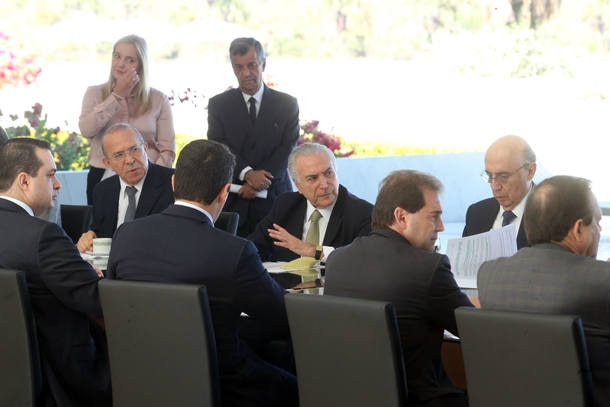 Michel Temer em reunião dos líderes da base aliada