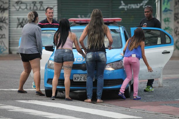 Mulheres de policiais seguem no terceiro dia de protesto em batalhões no Rio