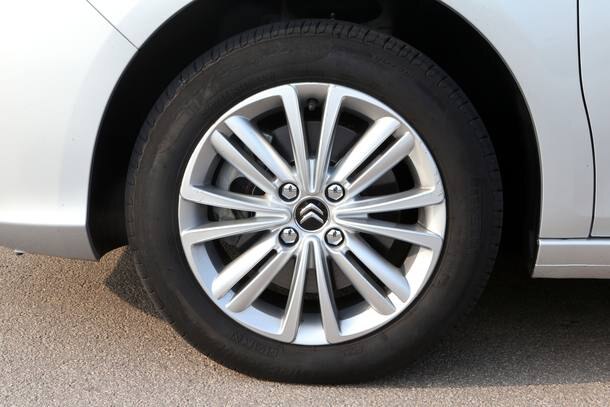 Comparativo: Honda Civic Sport x Citroën C4 Lounge THP