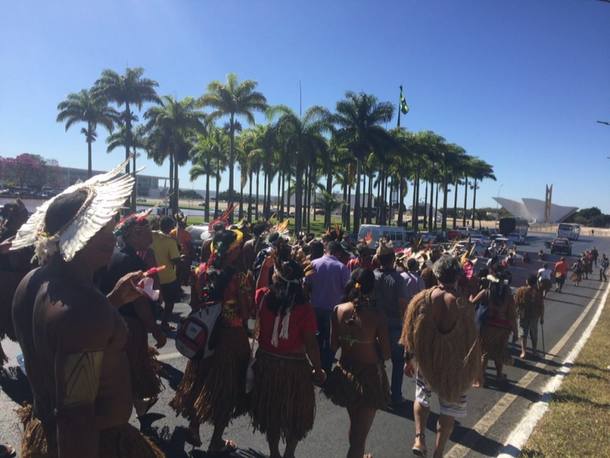 Indígenas protestam em Brasília contra indicação de militar para presidir a Funai