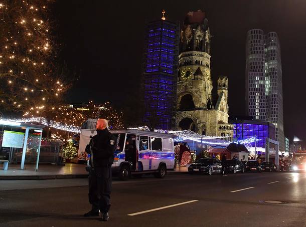 Caminhão atropela dezenas em mercado natalino de Berlim