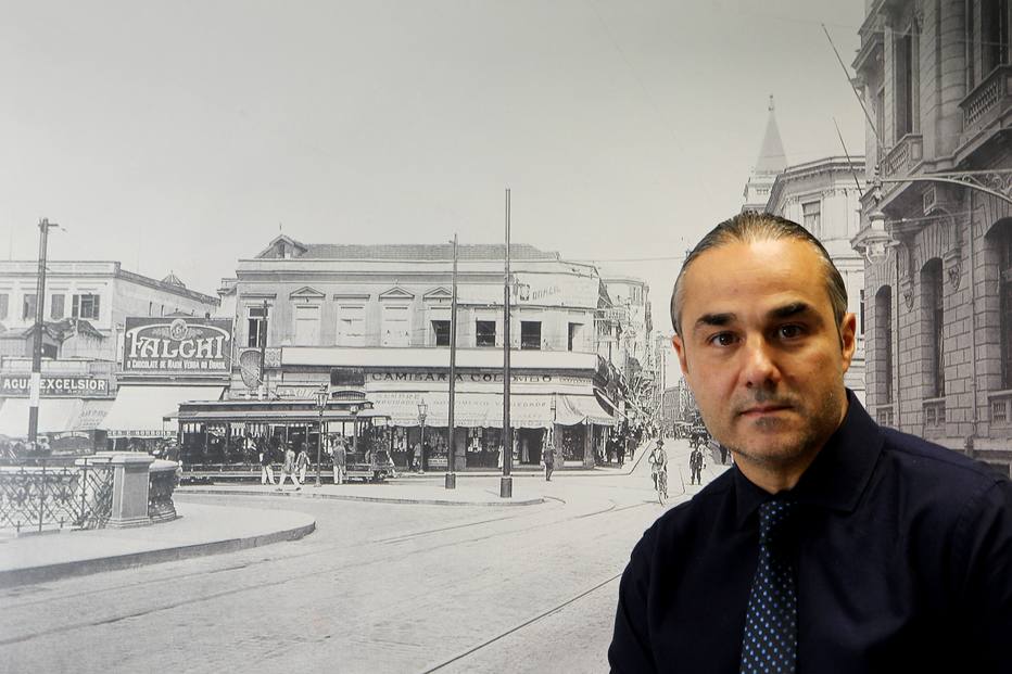 O negócio, comandado por Álvaro Jabur Maluf Jr., ficou durante 73 anos ocupando apenas um endereço do centro da capital paulista. Mas o negócio começou a crescer quando Álvaro e o irmão assumiram o comando da empresa. Na década de 90, a marca modificou sensivelmente o posicionamento e passou a atender consumidores da classe C. O nome da empresa, entretantro, sempre esteve presente no imaginário dos paulistanos.