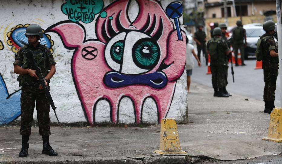 For&ccedil;as Armadas e agentes de seguran&ccedil;a fazem nova opera&ccedil;&atilde;o em favelas do Rio