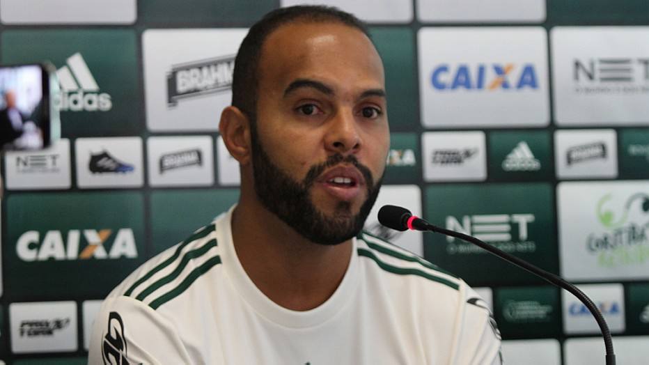 Multa de R$ 200 mil tira Alecsandro de partida contra o Palmeiras