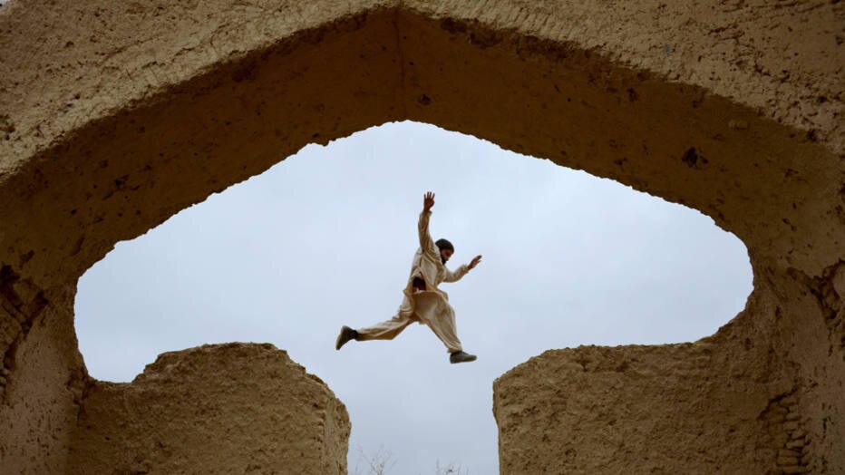 Menino afegão se diverte na casa do poeta persa do século 13, sufi Jalal ad-Din Muhammad Rumi, nos arredores de Mazar-i-Sharif. Foto: Farshad Usyan / AFP