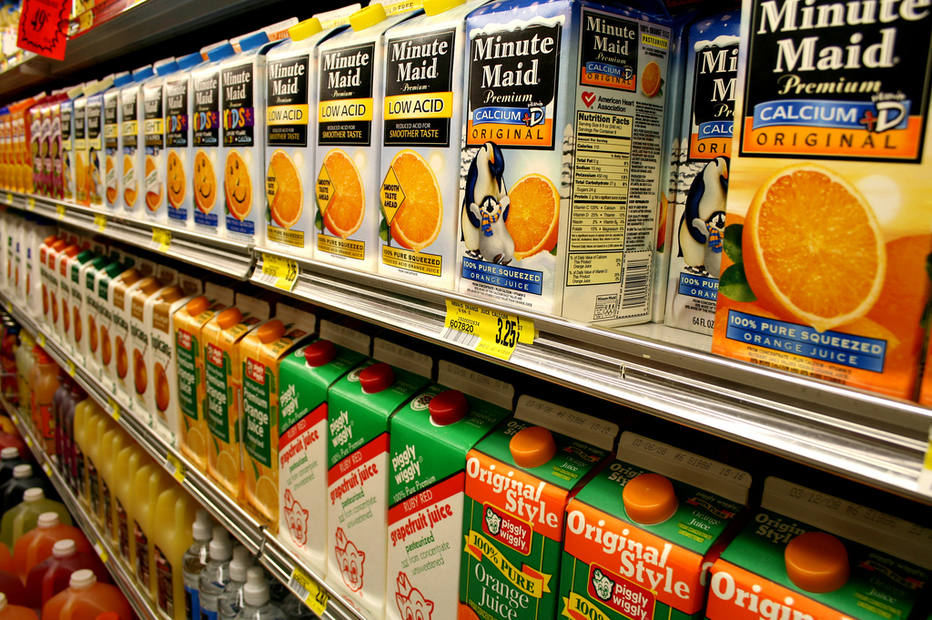 Lindsey Turner/Creative Commons - Beber um suco de caixa não equivale a tomar um extraído diretamente da fruta, pois é rico em conservantes e açúcares a fim de não estragar até chegar ao supermercado. Beber um suco de caixa não equivale a tomar um extraído diretamente da fruta, pois é rico em conservantes e açúcares a fim de não estragar até chegar ao supermercado.