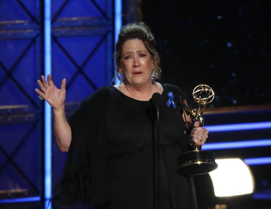 Ann Dowd recebe o Emmy de melhor atriz coadjuvante