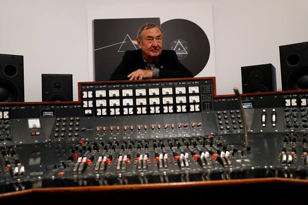 Resultado de imagem para Mesa de som usada pelo Pink Floyd em clássico é vendida por US$ 1,8 milhão