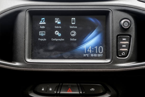 Chevrolet Prisma LT X Renault Logan Expression