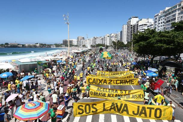 Manifestação na orla de Copacabana