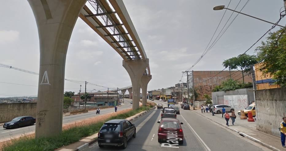Criminosos incendeiam veículos e atacam carro-forte na zona leste
