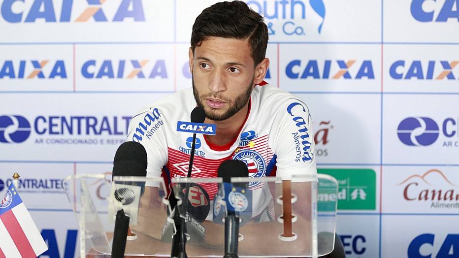 Corinthians acerta salário com lateral e aguarda resposta de 'emprestados'