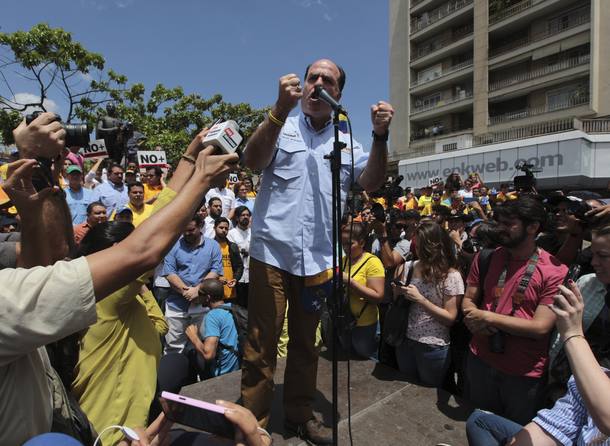 O presidente da Assembleia Nacional, Julio Borges, discursa para manifestantes contrários ao governo de Nicolás Maduro