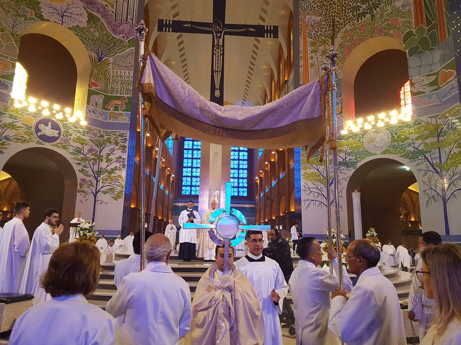 Tradicional missa em Aparecida reúne 30 mil fiéis - Estadão