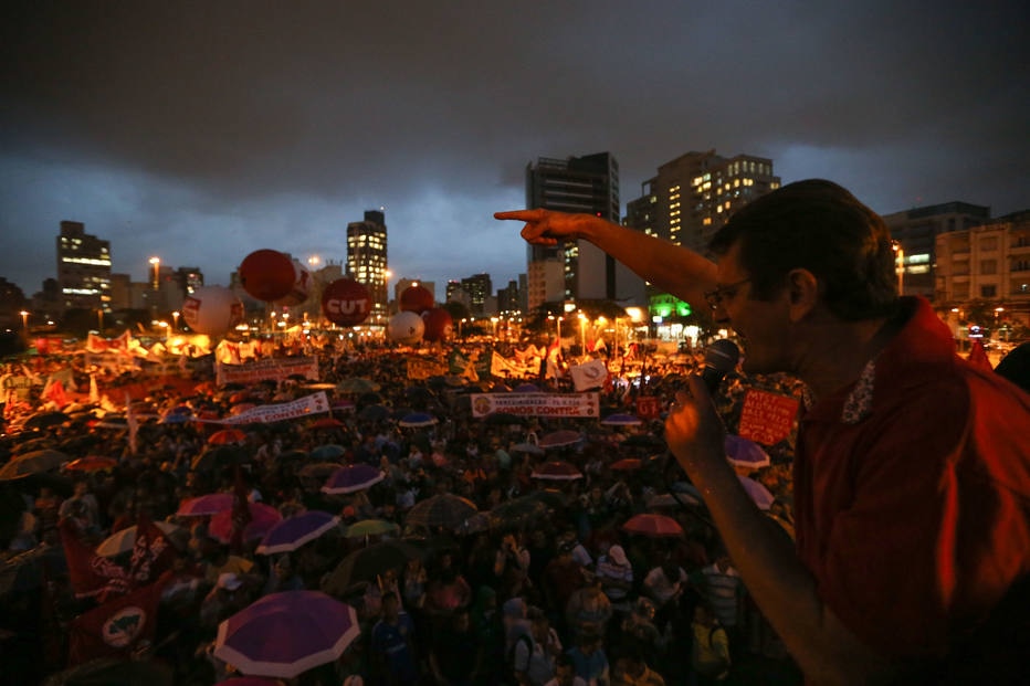 Militantes do&nbsp;MTST&nbsp;em São Paulo se reúnem no&nbsp;Largo da Batata, no bairro de Pinheiros. Passeata deve ir até a Avenida Paulista e encontrar o ato da CUT em frente à sede da Fiesp.