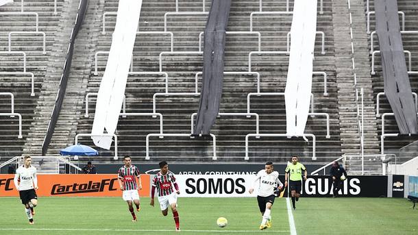 'Bando de loucos' some, e Corinthians vê público despencar