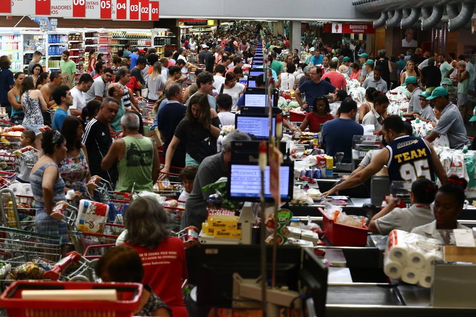Em Vit&oacute;ria, popula&ccedil;&atilde;o estoca comida e j&aacute; faltam produtos
