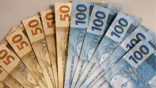 Resultado de imagem para fotos de muitas notas de 100 reais