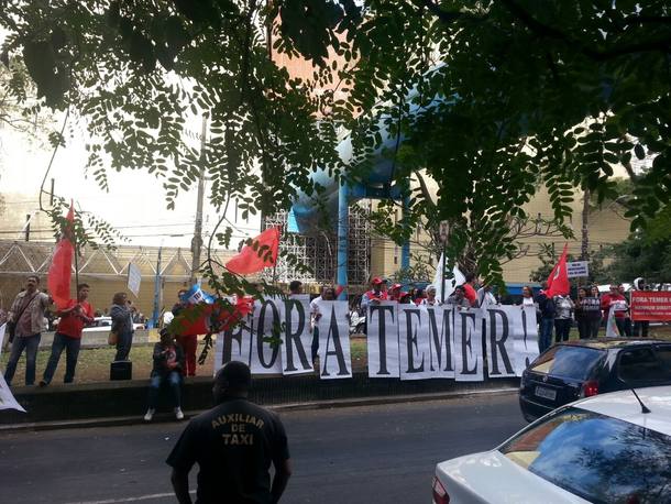 Grupo protesta contra o presidente em exercício Michel Temer em frente ao Incor de São Paulo