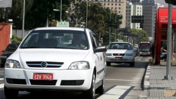 Taxistas de SP pedem reajuste de até 12%