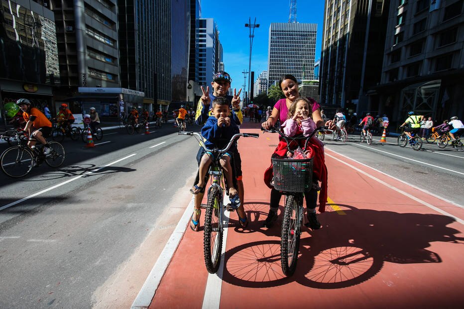 Novidade atrai uma multidão de ciclistas na avenida mais famosa da cidade