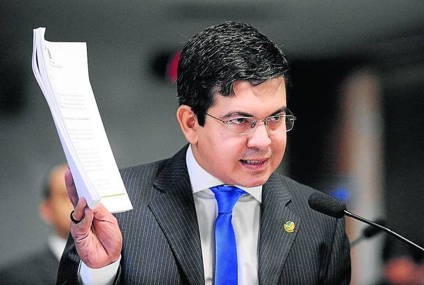 Senador Randolfe Rodrigues tenta colocar em votação PEC que acaba com o foro